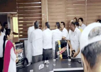 हरियाणा कांग्रेस MLA से हाथापाई पर 6 को नोटिस: EO भी शामिल, प्रिविलेज कमेटी ने की सुनवाई, BJP नेता से हुआ था विवाद