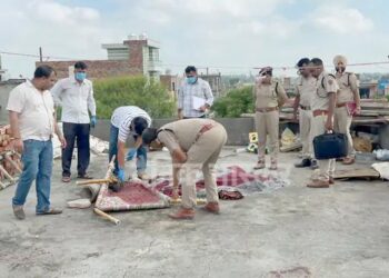 हिसार में महिला की पत्थर मारकर हत्या: घर की छत पर मिली लाश, पति से अलग होकर मां के साथ रह रही थी