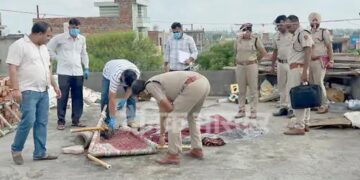 हिसार में महिला की पत्थर मारकर हत्या: घर की छत पर मिली लाश, पति से अलग होकर मां के साथ रह रही थी