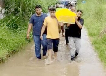 श्मशान घाट तक जलभराव, पानी में अर्थी उठाकर चले लोग:कार भाखड़ा नहर में गिरी, 2 हजार एकड़ फसल तबाह, गड्‌ढे में डूबा बच्चा, मौत