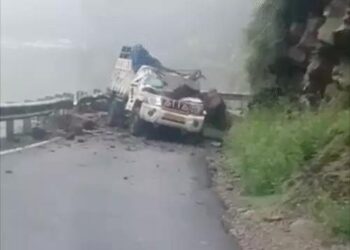 3 डैम से पानी छोड़ा, पंजाब में अलर्ट: चलती गाड़ी पर पत्थर गिरने से 2 घायल, किन्नौर-स्पीति में बाढ़, घरों में घुसा मलबा