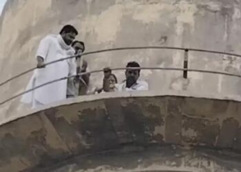 सिरसा में टंकी पर चढ़े बाप-बेटी, आत्मदाह की धमकी: पुलिस कार्रवाई न होने से परेशान