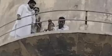 सिरसा में टंकी पर चढ़े बाप-बेटी, आत्मदाह की धमकी: पुलिस कार्रवाई न होने से परेशान