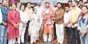 हरियाणा सीएम नायब सैनी से मिले पंजाबी एक्टर-कॉमेडियन