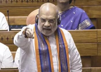 लोकसभा में विपक्ष ने शाह पर कागज के गोले फेंके: सरकार ने आज 4 बिल पेश किए,