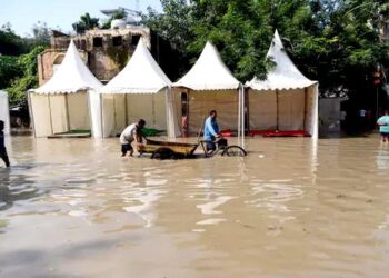 दिल्ली-NCR में बाढ़, नोएडा के कई सेक्टर डूबे: राजस्थान के अजमेर में बोराज तालाब टूटा