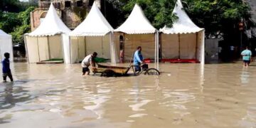 दिल्ली-NCR में बाढ़, नोएडा के कई सेक्टर डूबे: राजस्थान के अजमेर में बोराज तालाब टूटा