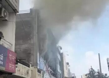 अंबाला के विशाल मेगा मार्ट में आग लगी: गर्मी से चटककर शीशे के टुकड़े गिर रहे