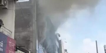 अंबाला के विशाल मेगा मार्ट में आग लगी: गर्मी से चटककर शीशे के टुकड़े गिर रहे
