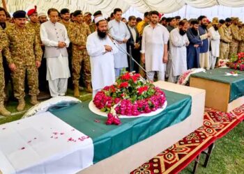 PAK-आर्मी चीफ ने सैनिकों को आतंकियों के जनाजे में भेजा