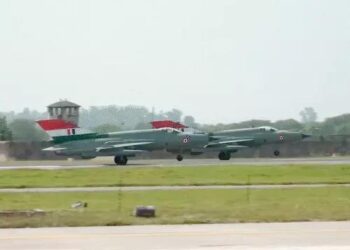 मिग-21 फाइटर की आखिरी उड़ान, एयरफोर्स चीफ ने सवारी की: 62 साल बाद रिटायर हुआ