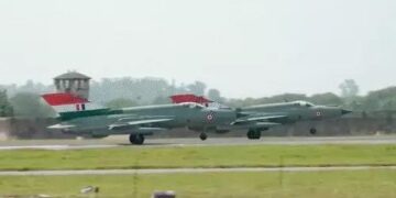 मिग-21 फाइटर की आखिरी उड़ान, एयरफोर्स चीफ ने सवारी की: 62 साल बाद रिटायर हुआ