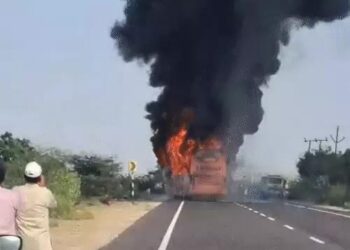 राजस्थान में AC बस में आग, 20 यात्री जिंदा जले: 15 लोग झुलसे