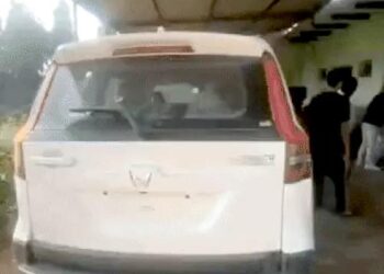 सोनीपत में शराब कारोबारी और पूर्व सरपंच में छिड़ी जंग: गाली-गलौज