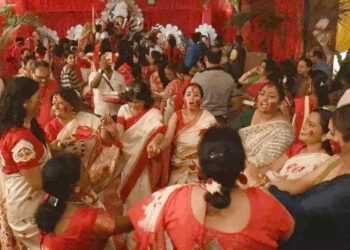 चंडीगढ़ में दुर्गा पूजा के आखिरी दिन सिंदूर खेला: रात में शरारती तत्वों ने रावण के पुतले में आग लगाई