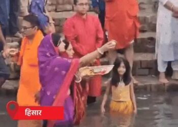 हरियाणा में सूर्य को अर्घ्य देने पहुंची व्रती महिलाएं: हिसार SP ने परिवार संग छठ पूजा की