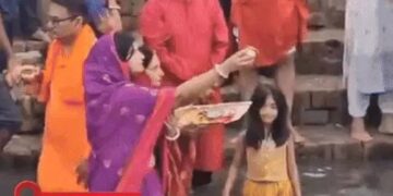 हरियाणा में सूर्य को अर्घ्य देने पहुंची व्रती महिलाएं: हिसार SP ने परिवार संग छठ पूजा की