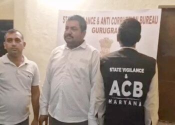 महेंद्रगढ़ में रिश्वत लेता क्लर्क साथी समेत गिरफ्तार: बीडीपीओ कार्यालय में तैनात