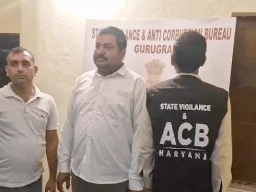 महेंद्रगढ़ में रिश्वत लेता क्लर्क साथी समेत गिरफ्तार: बीडीपीओ कार्यालय में तैनात