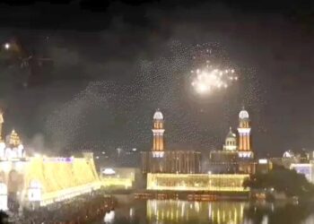 गोल्डन टेंपल में भव्य आतिशबाजी: घी के 1 लाख दीये जलाए, बंदी छोड़ दिवस पर पहुंचे 3 लाख लोग