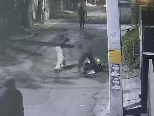 लुधियाना में दो युवकों से लूट:5 बदमाशों ने रुपए-मोबाइल छीने, हथियार से हमला किया, घायल अस्पताल में भर्ती