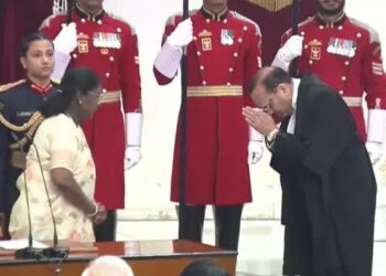 देश के 53वें CJI बने जस्टिस सूर्यकांत: शपथ के बाद भाई-बहन के पैर छुए