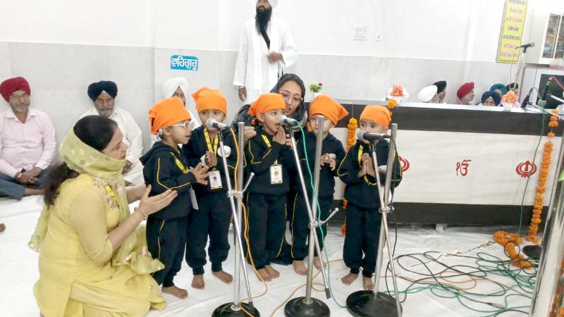 गुरु नानक देव जी के प्रकाशोत्सव पर आईकिड्ज़ प्ले एंड प्री स्कूल, डिफेंस कॉलोनी अंबाला कैंट में मनाया गया विशेष कार्यक्रम