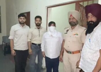 अमृतसर में 5 लाख की रिश्वत लेते पकड़ा दलाल:नशा तस्करी ​​​​​​​के केस में SHO के नाम पर डील