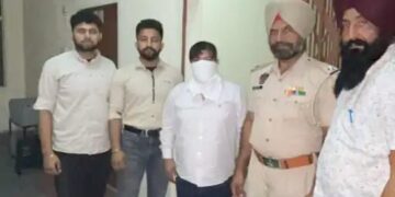 अमृतसर में 5 लाख की रिश्वत लेते पकड़ा दलाल:नशा तस्करी ​​​​​​​के केस में SHO के नाम पर डील