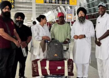 LPU के बाहर बिना खाना-कपड़ों के भटकती मिली नाइजीरियन गर्ल:जालंधर में सड़क पर सोती