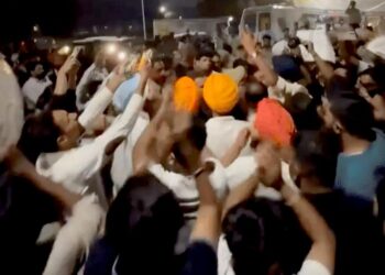 PU में लगे चंडीगढ़ पुलिस गो बैक के नारे: एफिडेविट के खिलाफ मर्ण व्रत पर बैठे स्टूडेंट नेता को हटाने का प्रयास