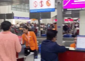 दिल्ली एयरपोर्ट पर तकनीकी खराबी से 100 फ्लाइट्स डिले: प्लेन कितने बजे उड़ना है एयर कंट्रोलर्स को पता नहीं चल पा रहा