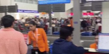 दिल्ली एयरपोर्ट पर तकनीकी खराबी से 100 फ्लाइट्स डिले: प्लेन कितने बजे उड़ना है एयर कंट्रोलर्स को पता नहीं चल पा रहा