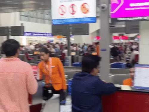 दिल्ली एयरपोर्ट पर तकनीकी खराबी से 100 फ्लाइट्स डिले: प्लेन कितने बजे उड़ना है एयर कंट्रोलर्स को पता नहीं चल पा रहा