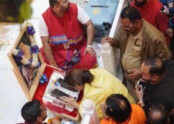 शंखनाद, आतिशबाजी व ढोल-नगाड़ों के साथ साईं बाबा की शिरडी से पधारी चरण पादुकाओं के स्वागत को उमड़ पड़े साईं भक्त