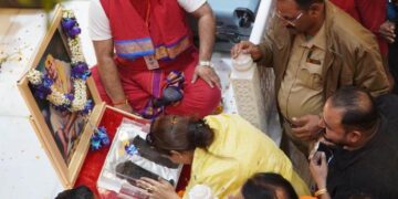 शंखनाद, आतिशबाजी व ढोल-नगाड़ों के साथ साईं बाबा की शिरडी से पधारी चरण पादुकाओं के स्वागत को उमड़ पड़े साईं भक्त