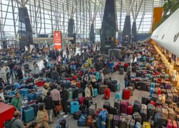 शख्स चीखा- बेटी को पैड चाहिए, ब्लड आ रहा: अपने रिसेप्शन में कपल ऑनलाइन शामिल हुआ, इंडिगो फ्लाइट कैंसिल, एयरपोर्ट पर सूटकेस का ढेर