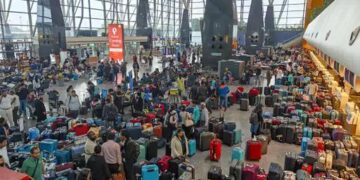 शख्स चीखा- बेटी को पैड चाहिए, ब्लड आ रहा: अपने रिसेप्शन में कपल ऑनलाइन शामिल हुआ, इंडिगो फ्लाइट कैंसिल, एयरपोर्ट पर सूटकेस का ढेर