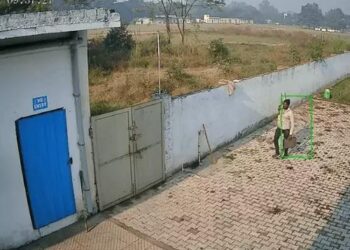 जालंधर DAV कॉलेज में चोरी, CCTV: चोर 2 दिन लगातार दीवार फांदकर आता रहा, पहले पानी की 2 मोटरें ले गया फिर सिलेंडर