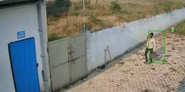 जालंधर DAV कॉलेज में चोरी, CCTV: चोर 2 दिन लगातार दीवार फांदकर आता रहा, पहले पानी की 2 मोटरें ले गया फिर सिलेंडर