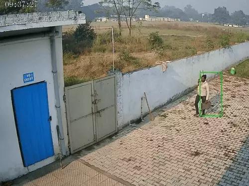 जालंधर DAV कॉलेज में चोरी, CCTV: चोर 2 दिन लगातार दीवार फांदकर आता रहा, पहले पानी की 2 मोटरें ले गया फिर सिलेंडर