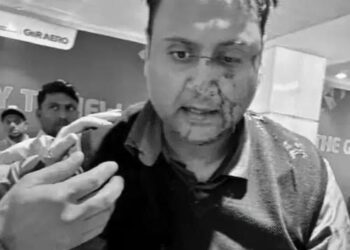 दिल्ली एयरपोर्ट पर पैसेंजर से मारपीट, पायलट सस्पेंड: यात्री का दावा- मामला खत्म करने का दबाव बनाया