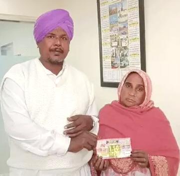 महिला की डेढ़ करोड़ की लॉटरी निकली: फरीदकोट में 4 साल से पति टिकट लेता रहा तो कुछ नहीं निकला, इस बार पत्नी के नाम पर खरीदी