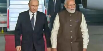 भारत पहुंचे पुतिन से गले मिले PM मोदी: एयरपोर्ट पर रिसीव किया, रेड कार्पेट वेलकम दिया, एक ही गाड़ी में रवाना हुए, कुछ देर में प्राइवेट डिनर