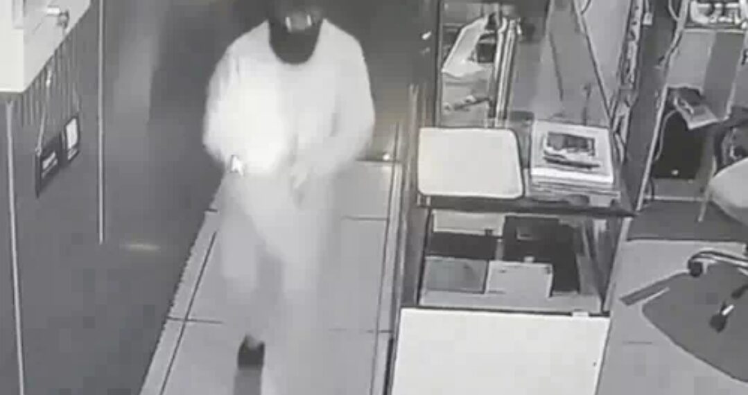 चंडीगढ़ की सबसे बड़ी मोबाइल मार्केट में चोरी: ₹10 लाख के मोबाइल चुराए, मास्क-कैप लगाकर घुसा, एक-एक कर लॉकर तोड़ते दिखा