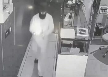 चंडीगढ़ की सबसे बड़ी मोबाइल मार्केट में चोरी: ₹10 लाख के मोबाइल चुराए, मास्क-कैप लगाकर घुसा, एक-एक कर लॉकर तोड़ते दिखा