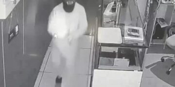 चंडीगढ़ की सबसे बड़ी मोबाइल मार्केट में चोरी: ₹10 लाख के मोबाइल चुराए, मास्क-कैप लगाकर घुसा, एक-एक कर लॉकर तोड़ते दिखा