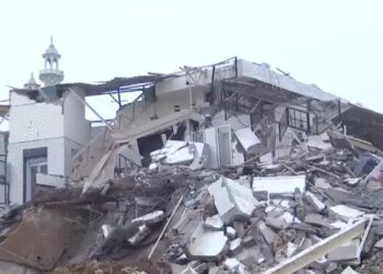 दिल्ली में आधी रात पुलिस-MCD टीम पर पत्थरबाजी: मस्जिद के पास अवैध निर्माण हटाने पहुंची थी