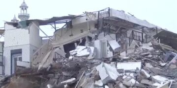 दिल्ली में आधी रात पुलिस-MCD टीम पर पत्थरबाजी: मस्जिद के पास अवैध निर्माण हटाने पहुंची थी