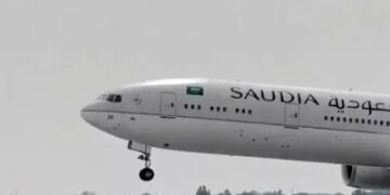 लखनऊ में विमान की इमरजेंसी लैंडिंग, 275 यात्री थे: सऊदी जाते वक्त तकनीकी खराबी आई